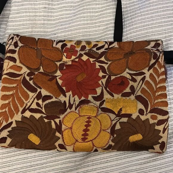 Floral Embroidered tapestry Crossbody Bag - Picture 3 of 7